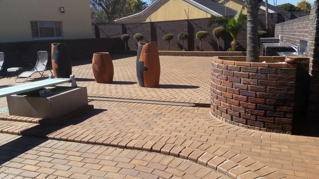 African Phoenix Guest Lodge Johannesbourg Extérieur photo