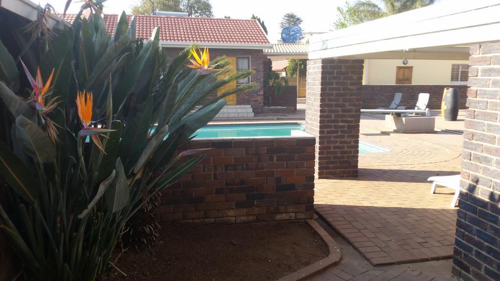 African Phoenix Guest Lodge Johannesbourg Extérieur photo