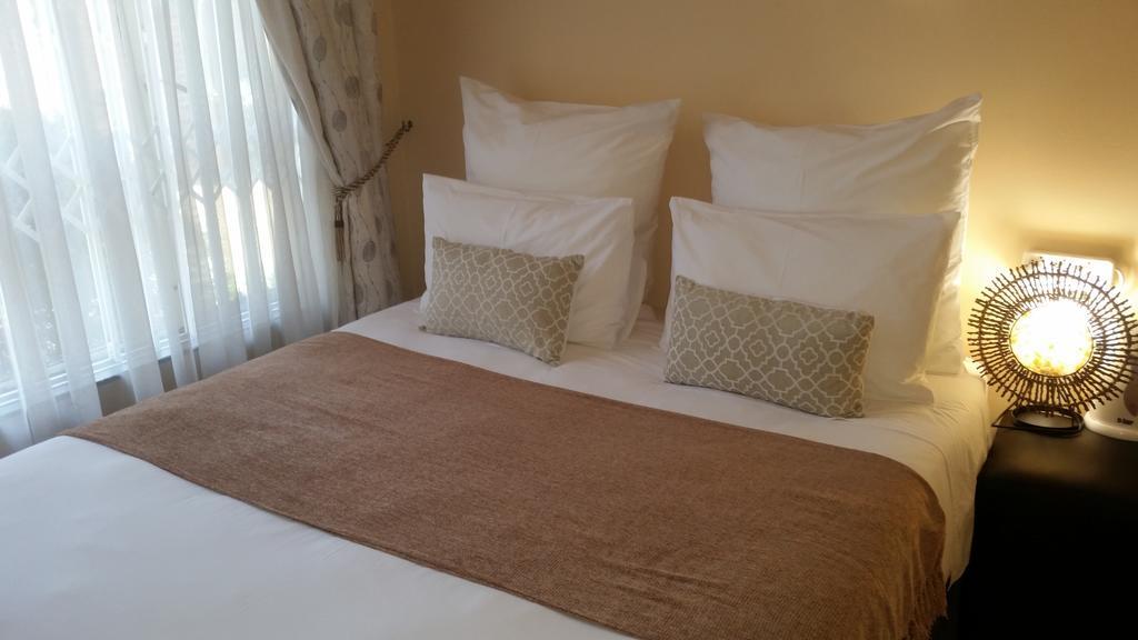 African Phoenix Guest Lodge Johannesbourg Extérieur photo