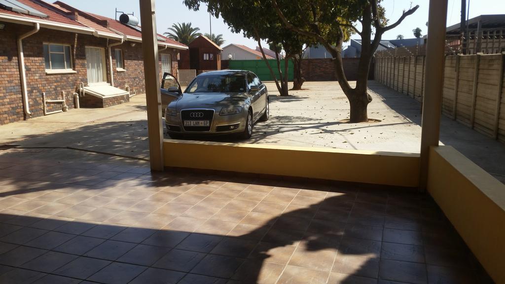African Phoenix Guest Lodge Johannesbourg Extérieur photo