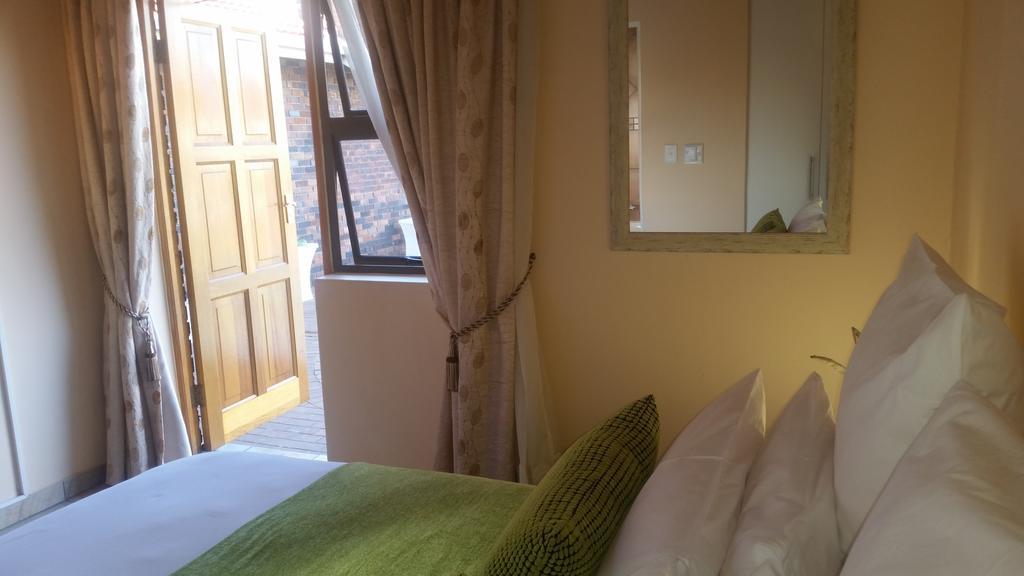 African Phoenix Guest Lodge Johannesbourg Extérieur photo