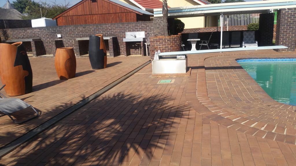 African Phoenix Guest Lodge Johannesbourg Extérieur photo